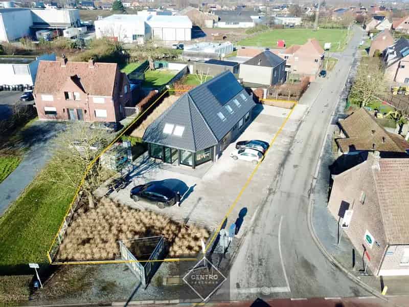 Instapklaar HANDELSHUIS bestaande uit een HANDELSRUIMTE (verhuurd) en een ruime WONING met 10 kamers. Ruime parkeergelegenheid voor de deur!