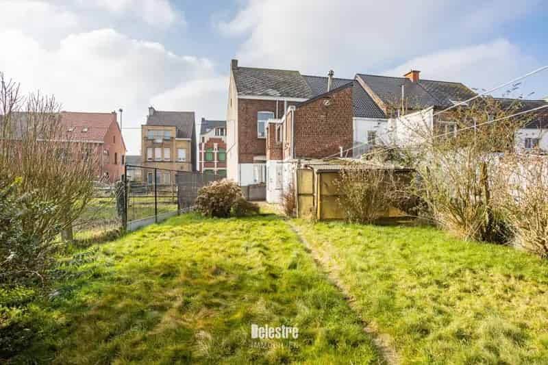 ** IN OPTIE ** TE RENOVEREN WONING MET ZALIGE TUIN OP RUSTIGE LOCATIE