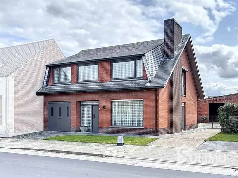 Halfopen Woning te Huur met Ruime Loods
