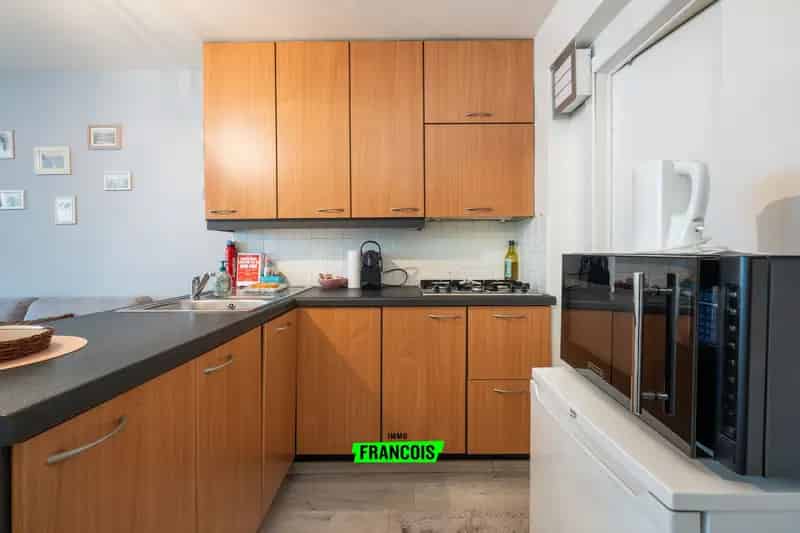 Hip Sous-Sol Appartement op Boogscheut van Oostende Beach