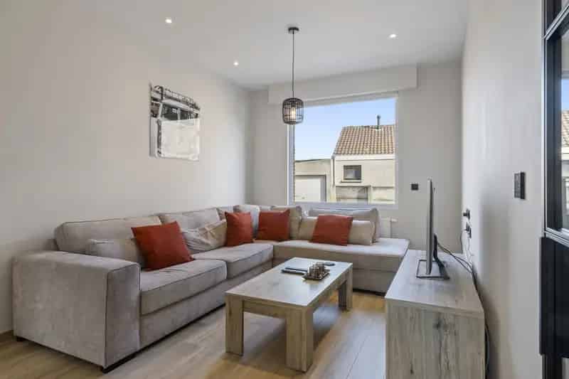 Deze modern gerenoveerde rijwoning bevindt zich net aan de rand van het centrum van Gistel.
De woning werd in 2019 gerenoveerd met oog voor detail!
Achter deze traditionele gevel schuilt een eigentijdse, fijn afgewerkte woning.
Het huis heeft alle hedenda