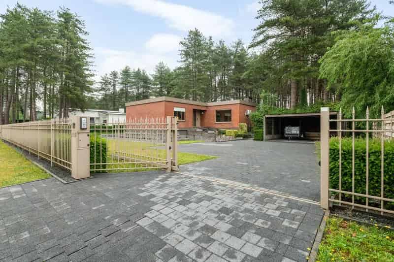 Gelijkvloerse villa met 3 slks op 2800m2 grond