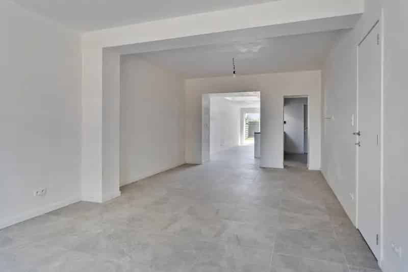 Volledig gerenoveerde woning met 3/4 slpks te Sint-Jozef-Olen !
