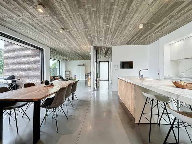 Energiezuinige open bebouwing met drie slaapkamers en garage op perceel van 575m²
