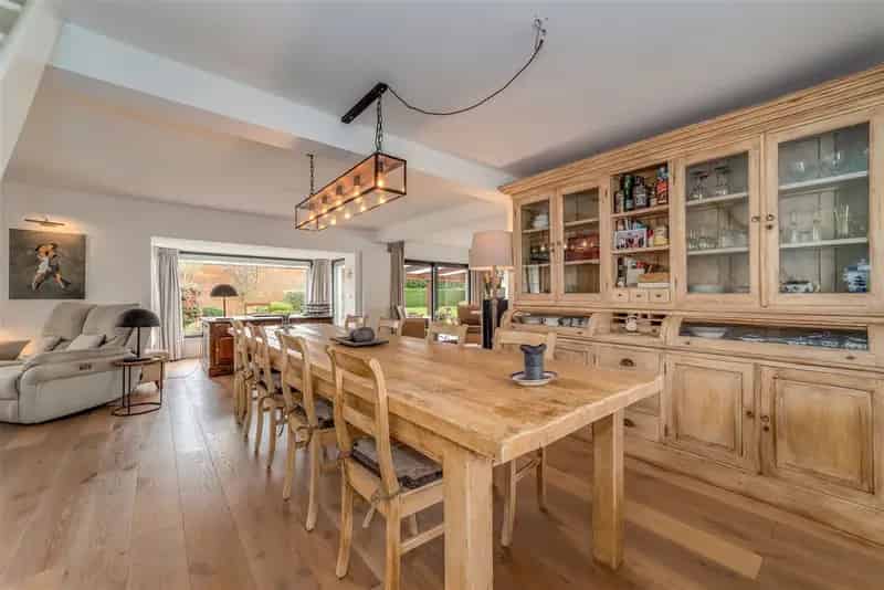 Woning met magazijn (649m²) op 2.787m² in Wommelgem