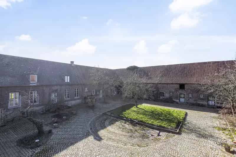 Hoeve met geplaveide binnenplaats in Sint-Katherina-Lombeek
