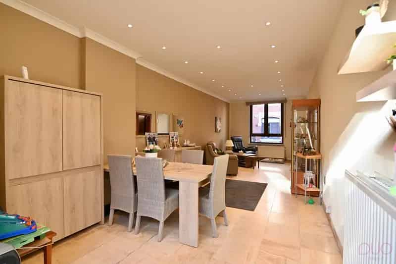Instapklare woning in hartje Sint-Truiden met 3 slaapkamers, gezellige stadskoer en grote garage/werkplaats (75m²)