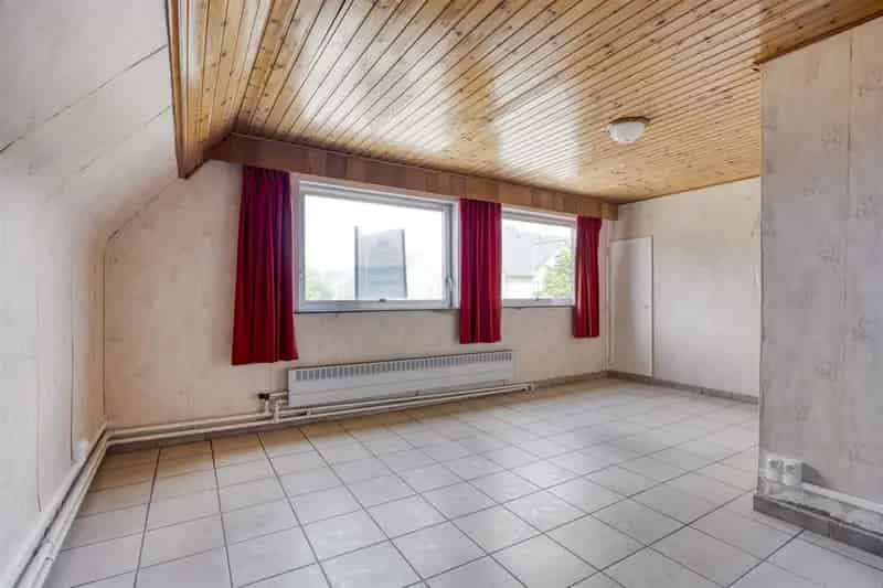 TE KOOP: Woning met 3 slaapkamers op breed perceel!