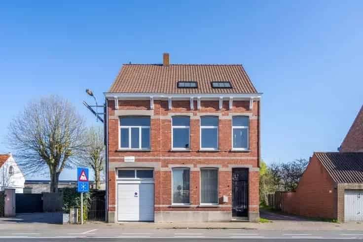 Huis Te Koop Bissegem: Ruime Burgerwoning met Zolder en Potentieel