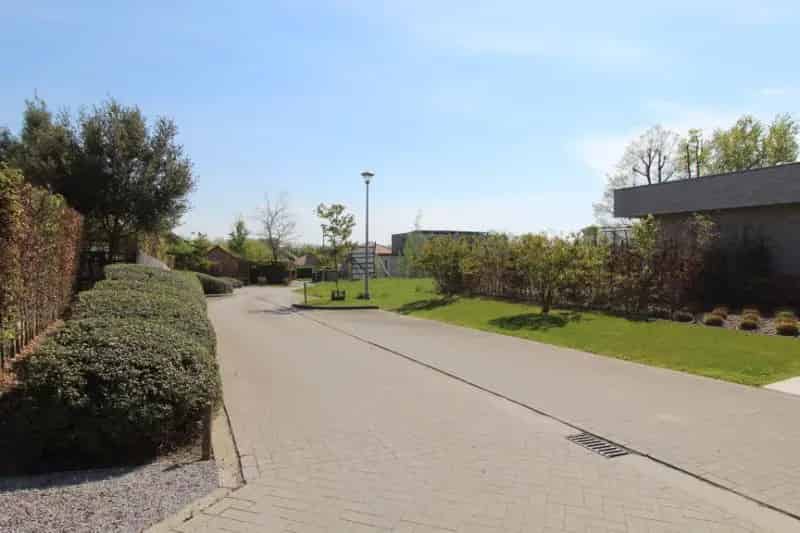 Ruim perceel voor villabouw in residentiële wijk nabij het Sterrebos te Rumbeke
