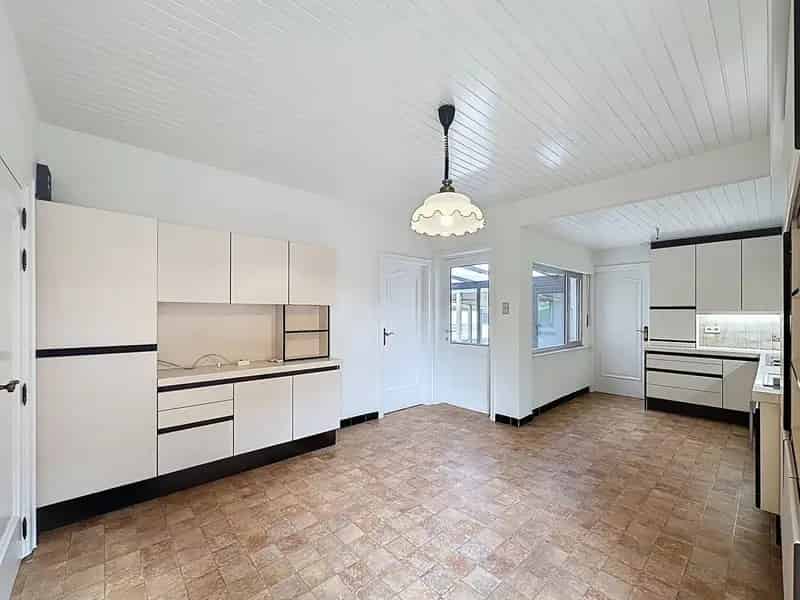 Gerenoveerde woning op groot perceel met 3 slaapkamers, zonnepanelen en thuisbatterij.