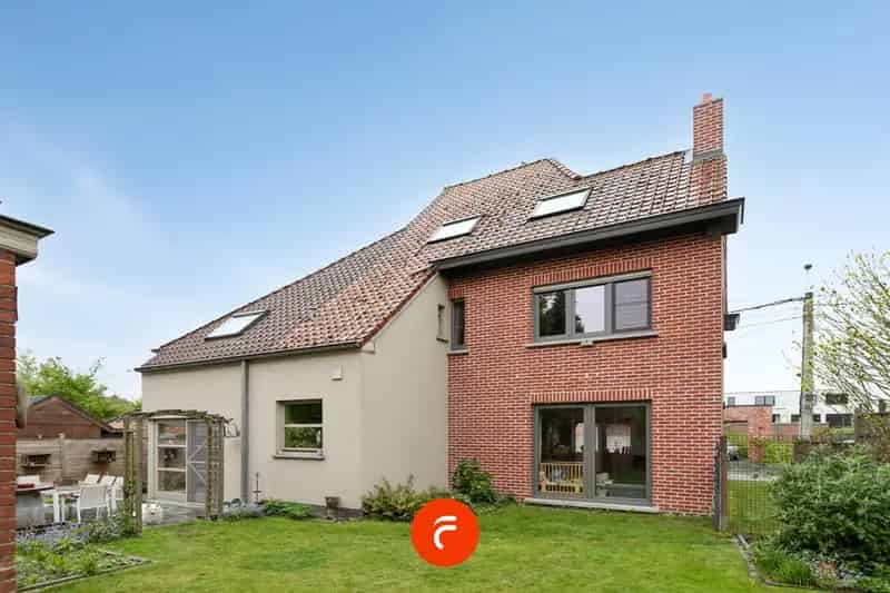 Ruime woning te koop in Deerlijk met 6 slaapkamers en grote tuin