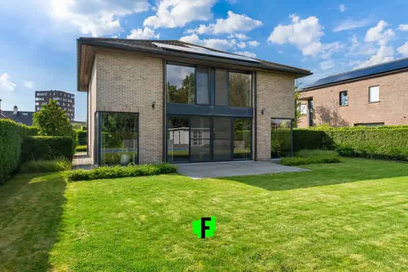 Huis te Koop Oostende: Unieke Vrijstaande Woning met Zwembad