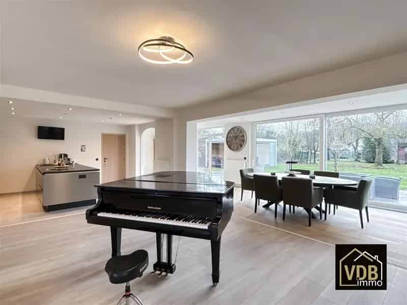 VILLA MET 4 - 5 SLAAPKAMERS - 2 BADKAMERS - 3 TOILETTEN - GARAGE - KELDER EN ZOLDER