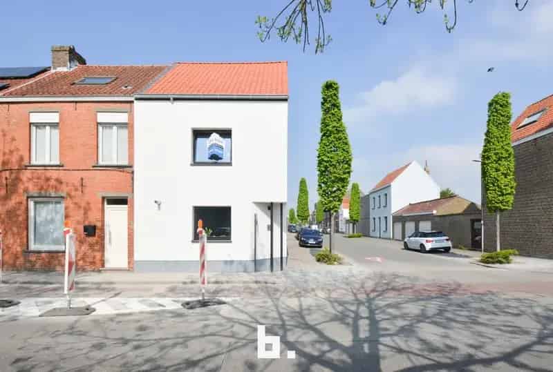 Vernieuwde eengezinswoning met garage en dakterras