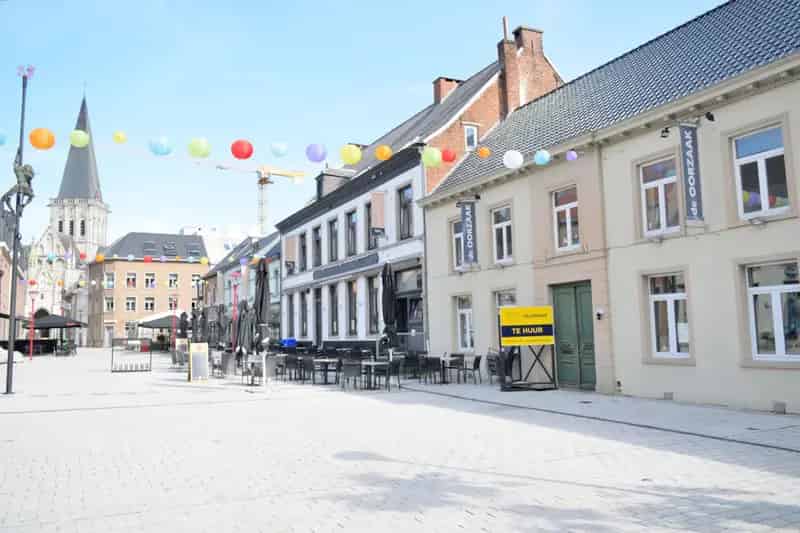 Uniek gelegen horeca- of handelspand met ruime woonst...