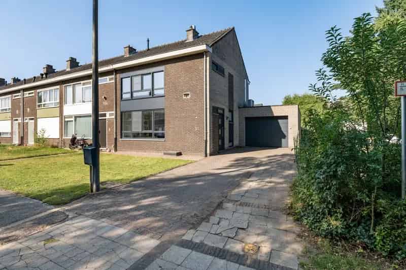 Rustig gelegen halfopen woning met garage en tuin