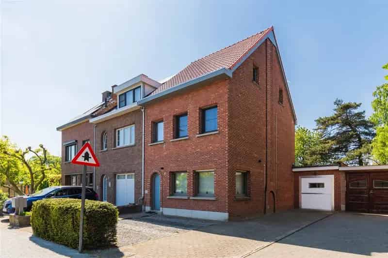 Huis te huur: Instapklare woning met grote garage en oprit