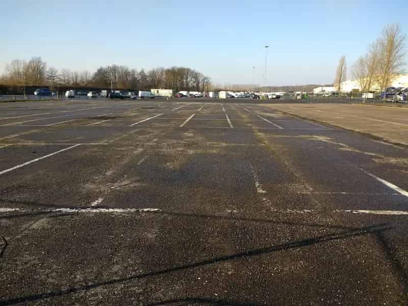 Ruime parking/stockageruimte langs de A12 te Wilrijk