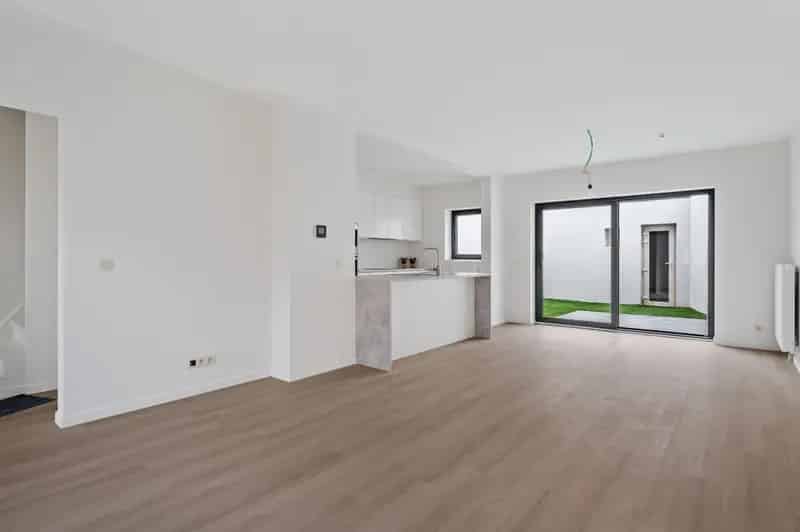 Instapklare woning met 4 grote slaapkamers en garage
