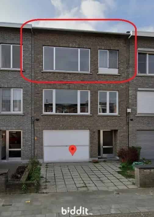 TE RENOVEREN 2-SLAAPKAMER APPARTEMENT MET AUTOSTAANPLAATS