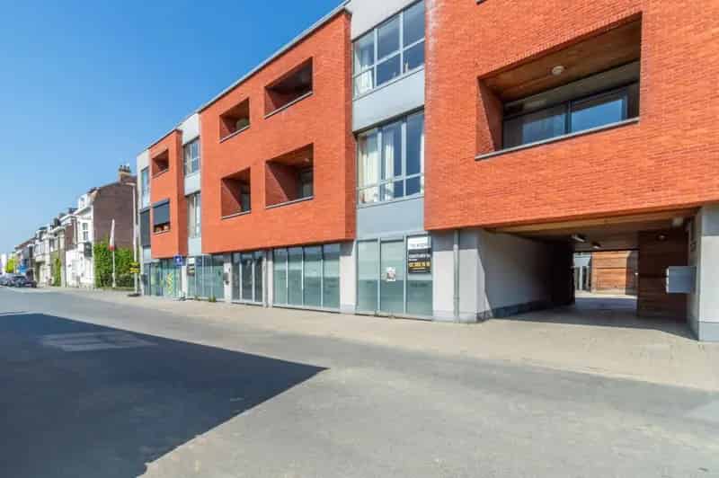 Een ruime, instapklare gelijkvloerse praktijk-, kantoor- en/of commerciële (+-154m²)