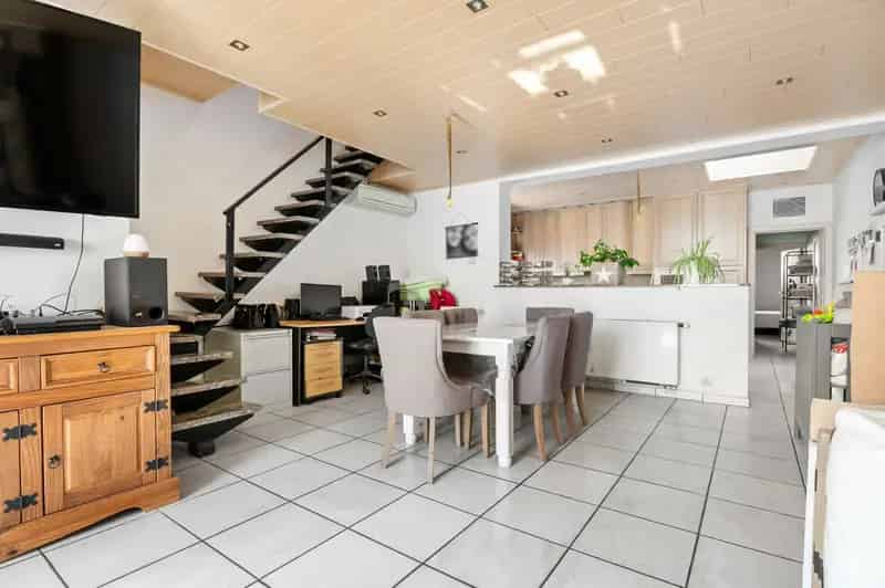 Instapklare woning met 4 slaapkamers, koer, tuin en garage op 01 are 93 ca