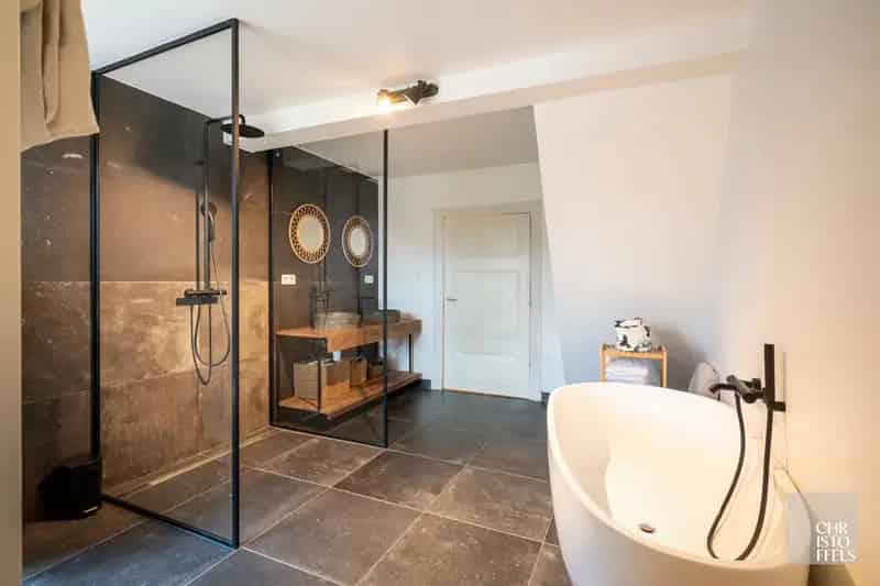 Kwalitatief gerenoveerde hoeve met 413 m² woonbeleving!