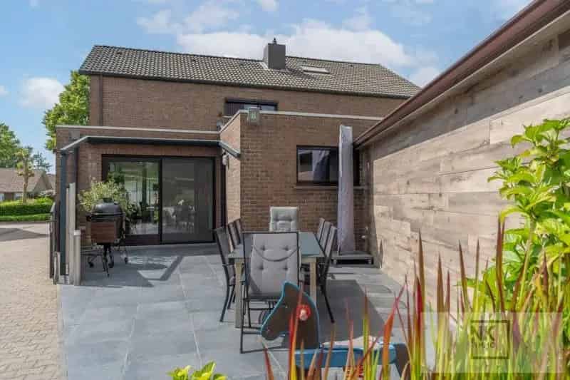 Handelsruimte met woning op 940 m² – instapklaar en vol mogelijkheden