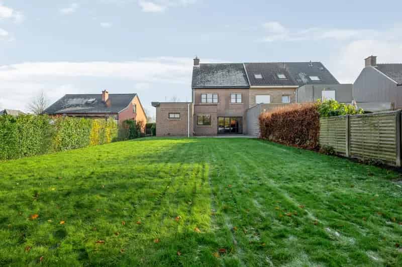 Goed onderhouden HOB met groengebied in achtertuin