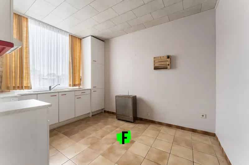 Te renoveren woning met garage en uitweg nabij het centrum van Roeselare