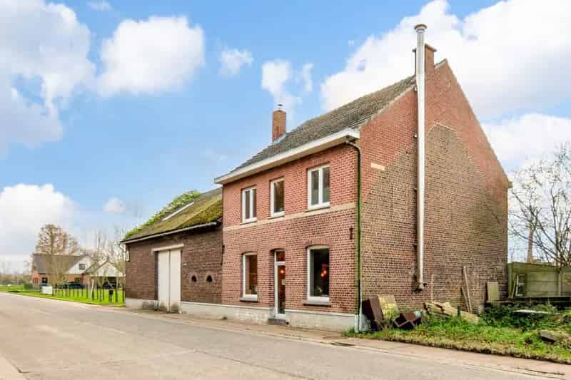 Deels gerenoveerde woning met veel potentieel op rustige locatie in het groen