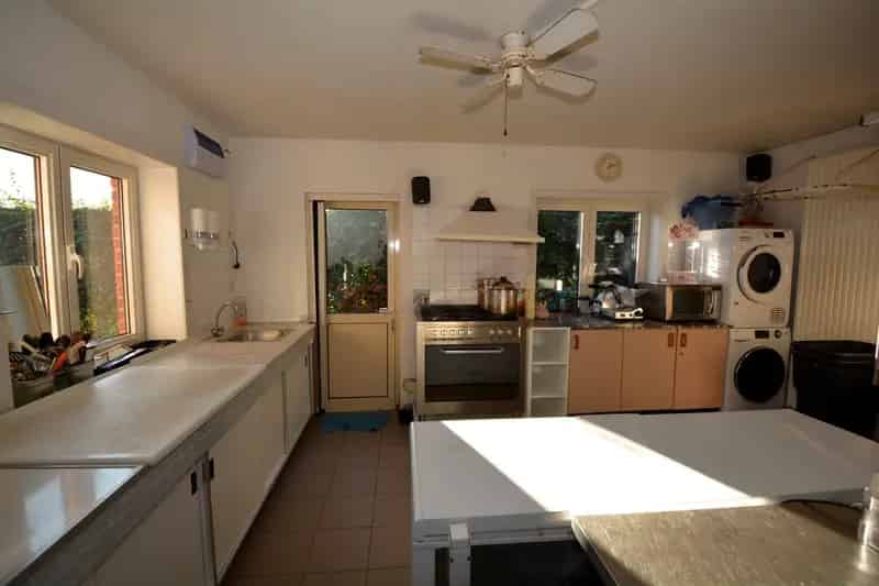VERKOCHT! POLYVALENTE HANDELSWONING TE CENTRUM OELEGEM!