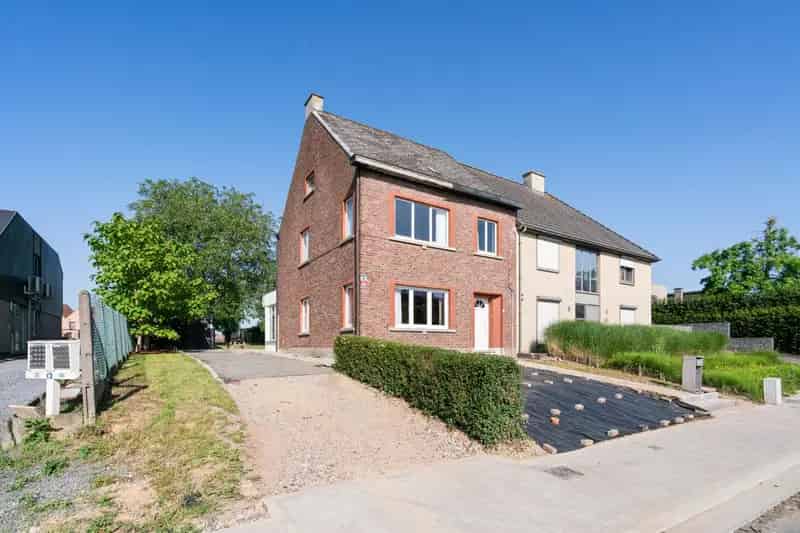 Instapklare halfopen bebouwing  met 3 slaapkamers op 1324 m²