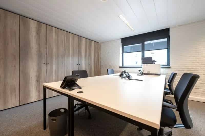 Compleet uitgeruste kantoorruimtes op de Brechtsebaan!