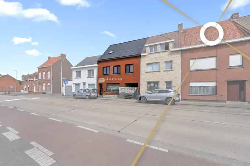 Verder af te werken woning met 3 slaapkamers, dressing, garage en ruime tuin – Ieper