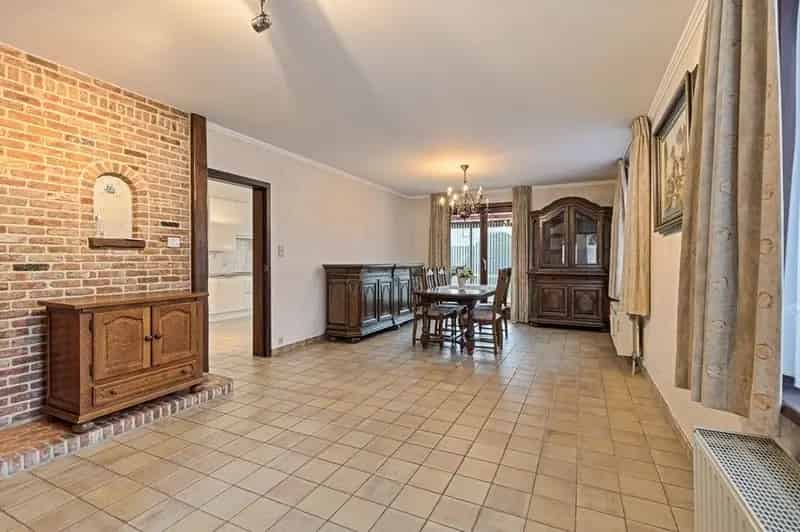ADINKERKE: Zonnige bungalow/villa op mooie hoekligging met 2 slaapkamers en badkamer op het gelijkvloers, ruime garage en onderhoudsvriendelijke tuin op 633m² grondopp.