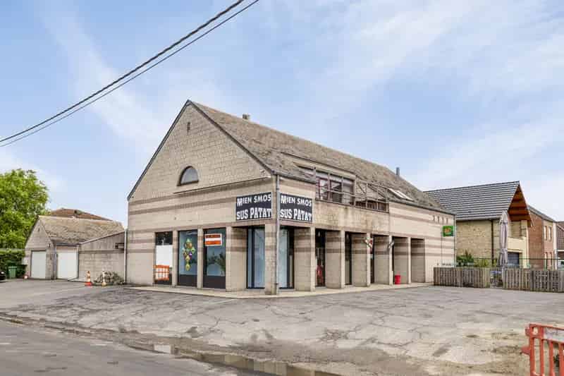 Huis te koop in Booischot met handelsruimte en appartement
