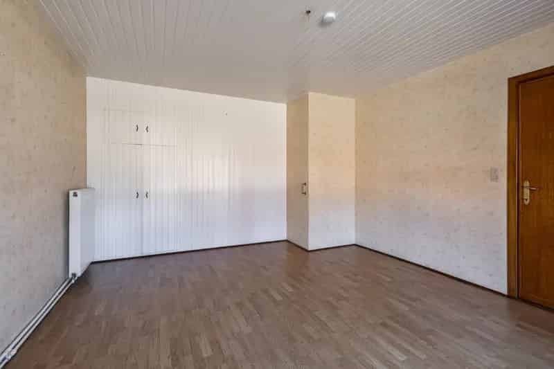 Te renoveren woning met garage en ruime tuin nabij het centrum van Dessel !