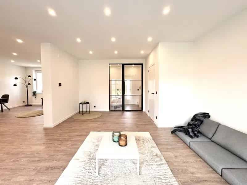 GERENOVEERDE WONING MET GROTE GARAGE