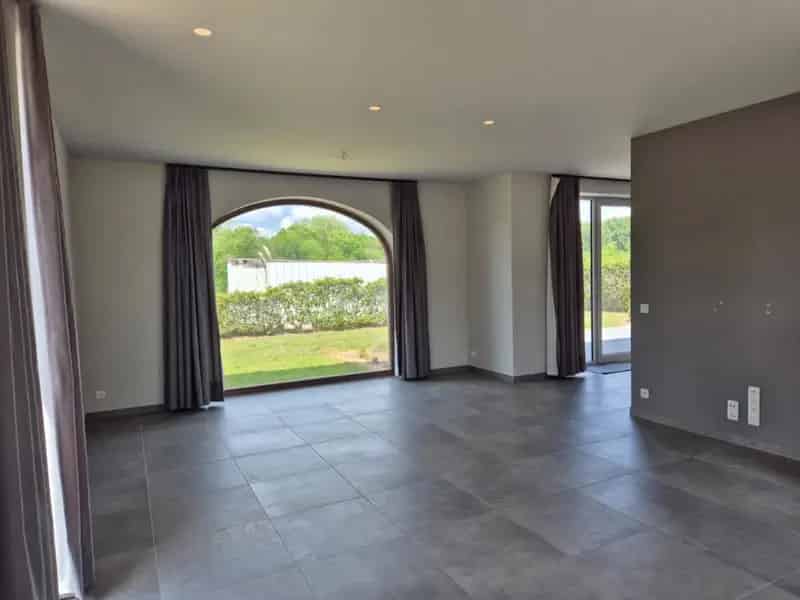 Ben je op zoek naar een prachtige open bebouwing met een landelijk zicht? Dan is deze woning in Smetlede zeker iets voor jou! Met 4 slaapkamers en 2 badkamers heb je hier meer dan alle comfort. 

Indeling gelijkvloers:
- Inkomhal
- Apart toilet
- Wasplaat