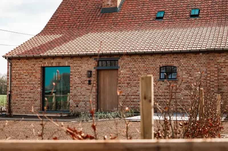 Landelijke halfopen bebouwing met 3 slaapkamers te huur.