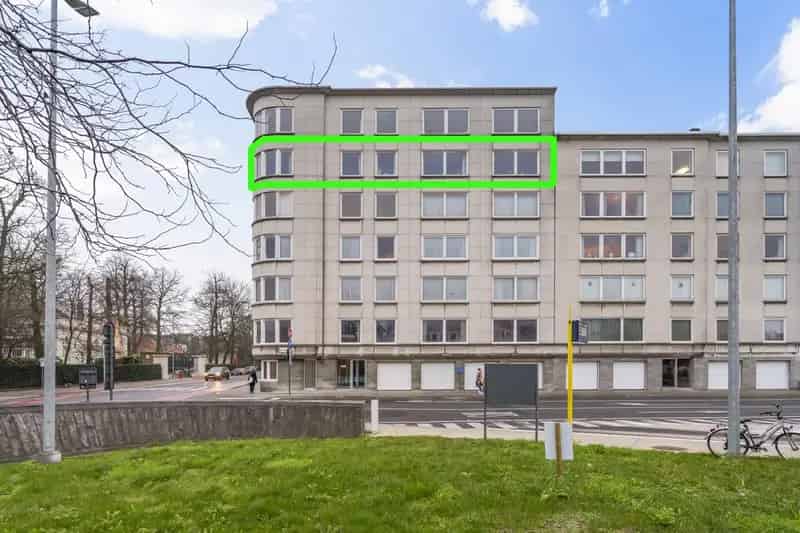 Zeer lichtrijk 4-slaapkamer hoekappartement in centrum Kortrijk!