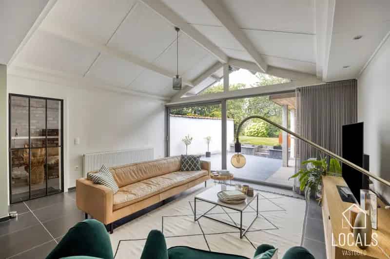 Stijlvol wooncomfort in hartje Iddergem!