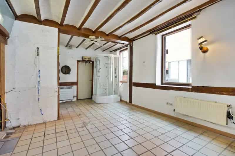 Halfopen hoekwoning met garage en dakterras op toplocatie in Kessel-Lo – renovatieproject met veel potentieel