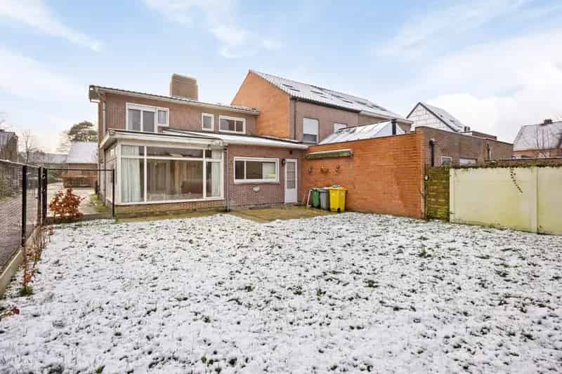 Ruime te renoveren gezinswoning met 4 slpks in het centrum van Herentals !