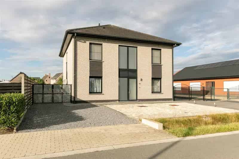 Woning met 5 slaapkamers, 2 badkamers, kelder en garage