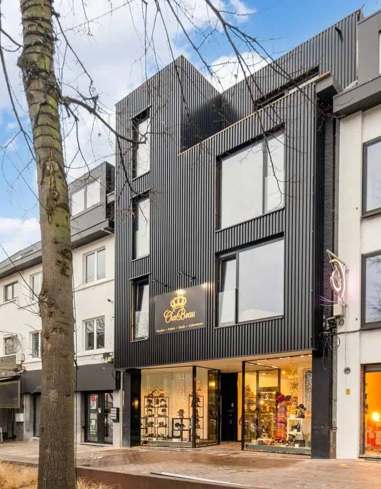 Genk-centrum, Fruitmarkt 3 - Ruim en stijlvol handelspand (230m2) met tuin en terras op commerciële toplocatie.