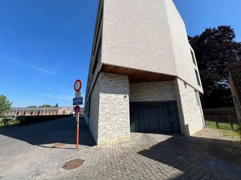 Zeer goed gelegen overdekte autostaanplaats in parkeerkelder