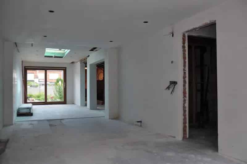 Gedeeltelijk gerenoveerde woning met twee slaapkamers en tuin in rustige buurt.